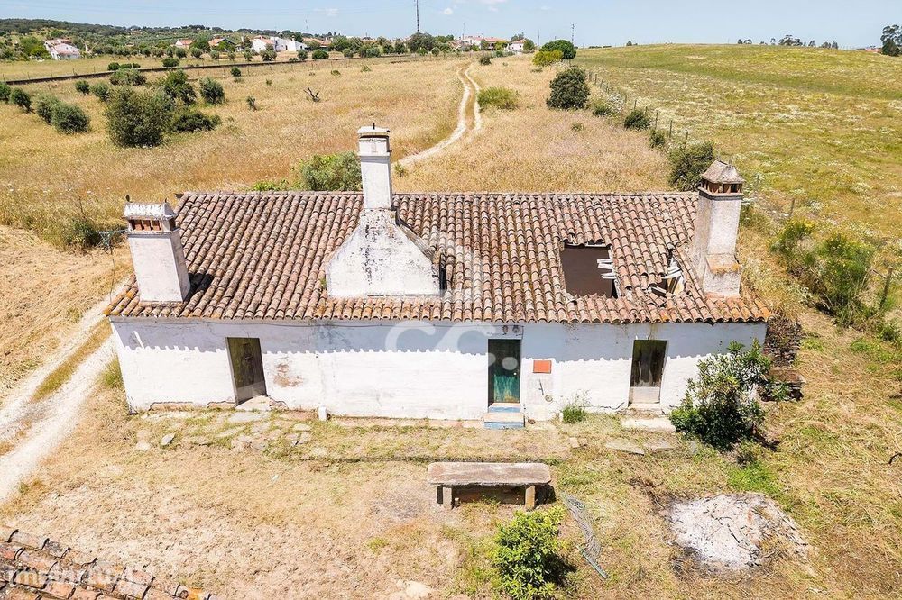 Quinta de 1,2 ha c/ Moradia T3 por Recuperar | Capelins, Alandroal