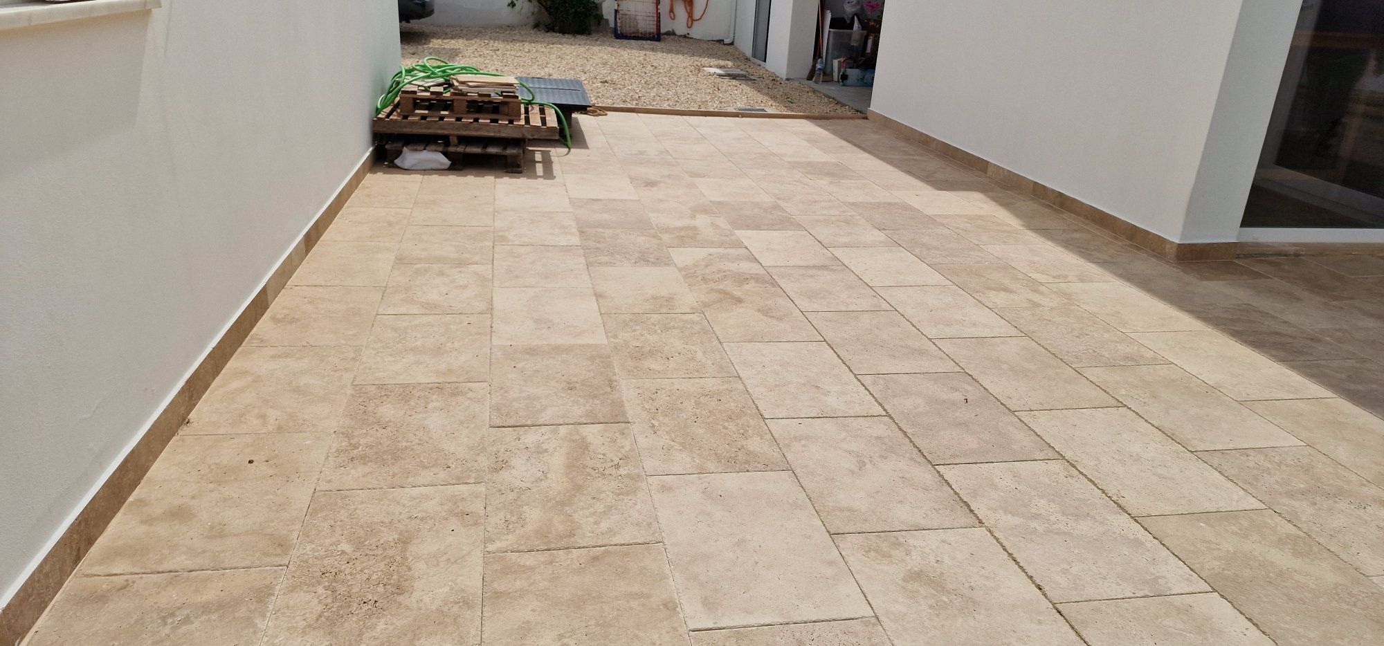 Deck em pedra natural Travertine