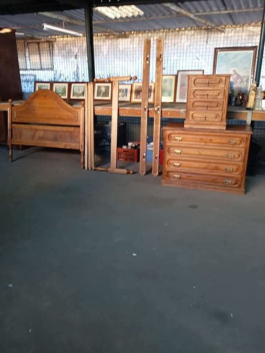 Vendo este quarto de casal muito bonito bom estado não tem roupeiro