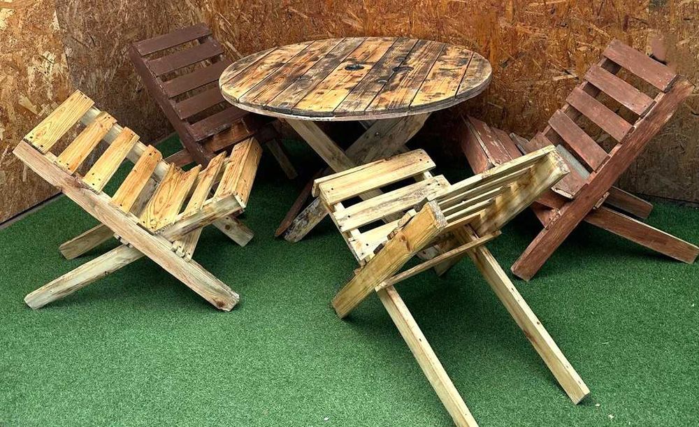 Artesanato , mesa com 4 cadeiras rebativeis