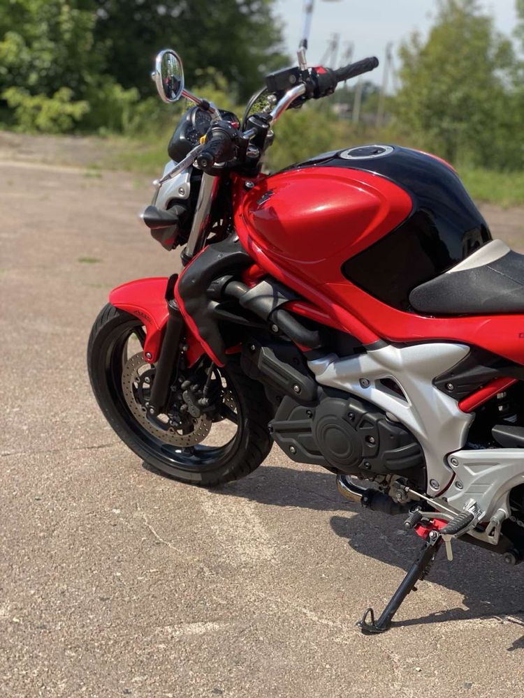 Японський мотоцикл Сузуки Гладіус Suzuki Gladius 400 з Японії
