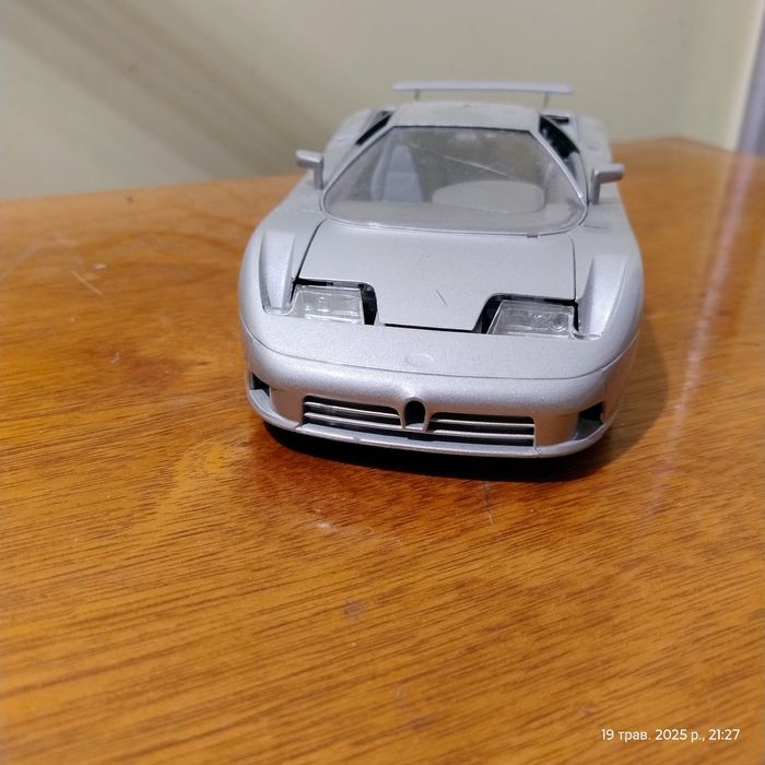 Модель Bugatti Bburago 1 / 18