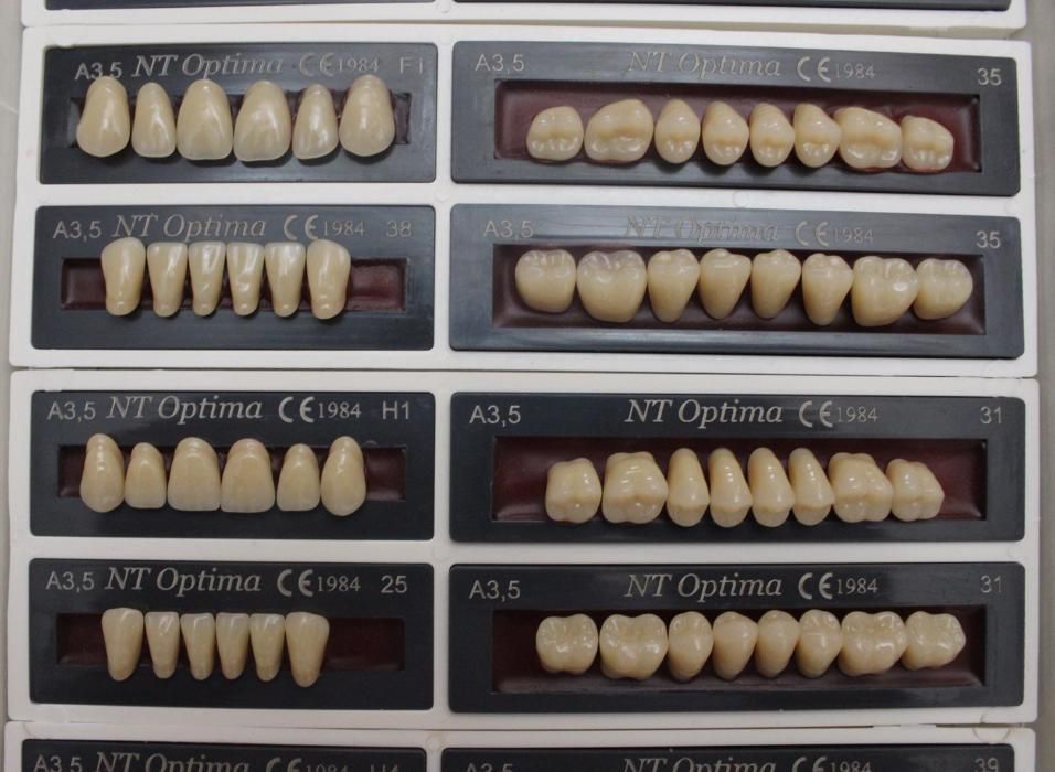 Dentes em acrílico para próteses dentárias