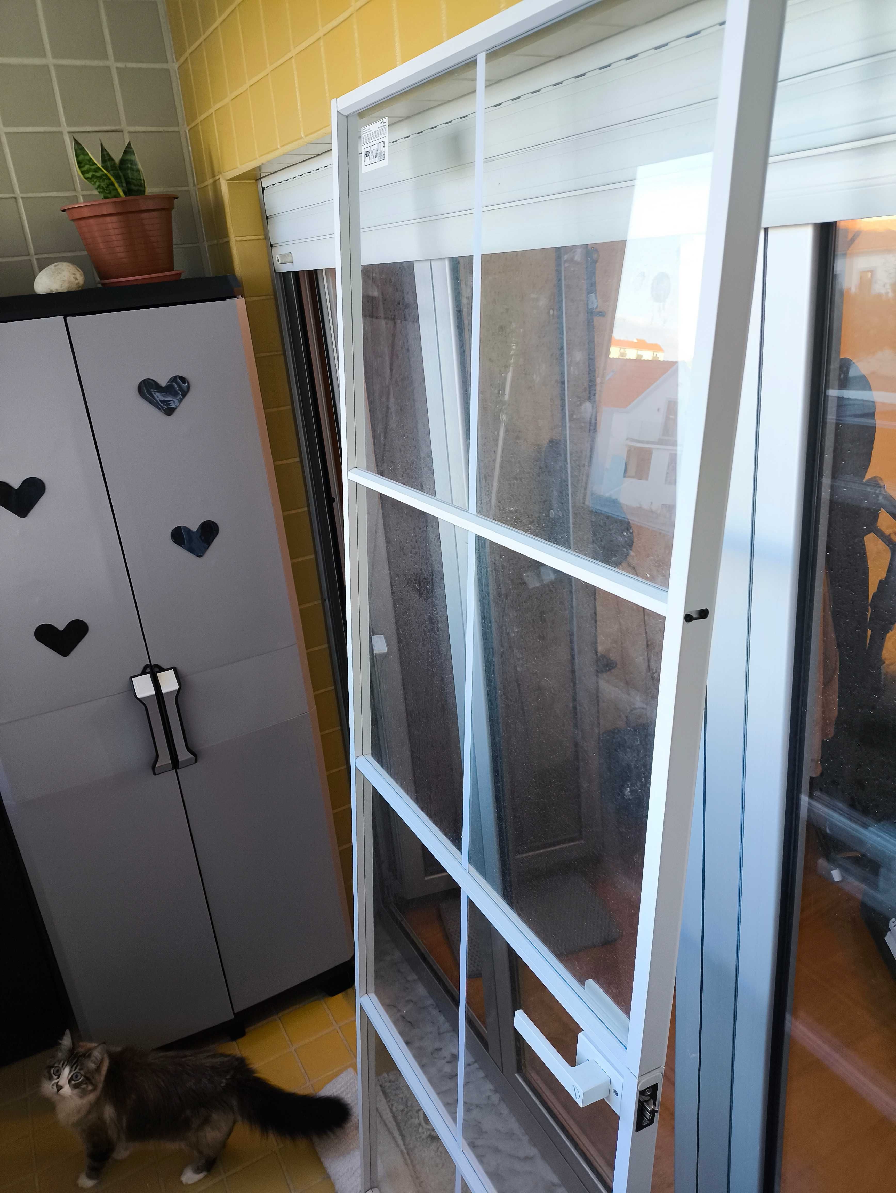 Porta interior de vidro e alumínio branco