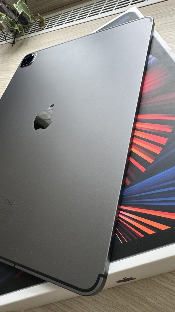 Zestaw iPad Pro 12.9" 5. generacji + Magic Keyboard + Apple Pencil 2 |