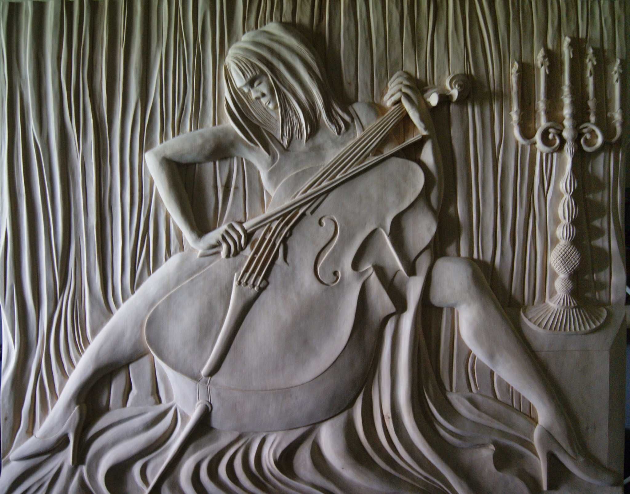 Rzeźba Wiolonczelistka drewno