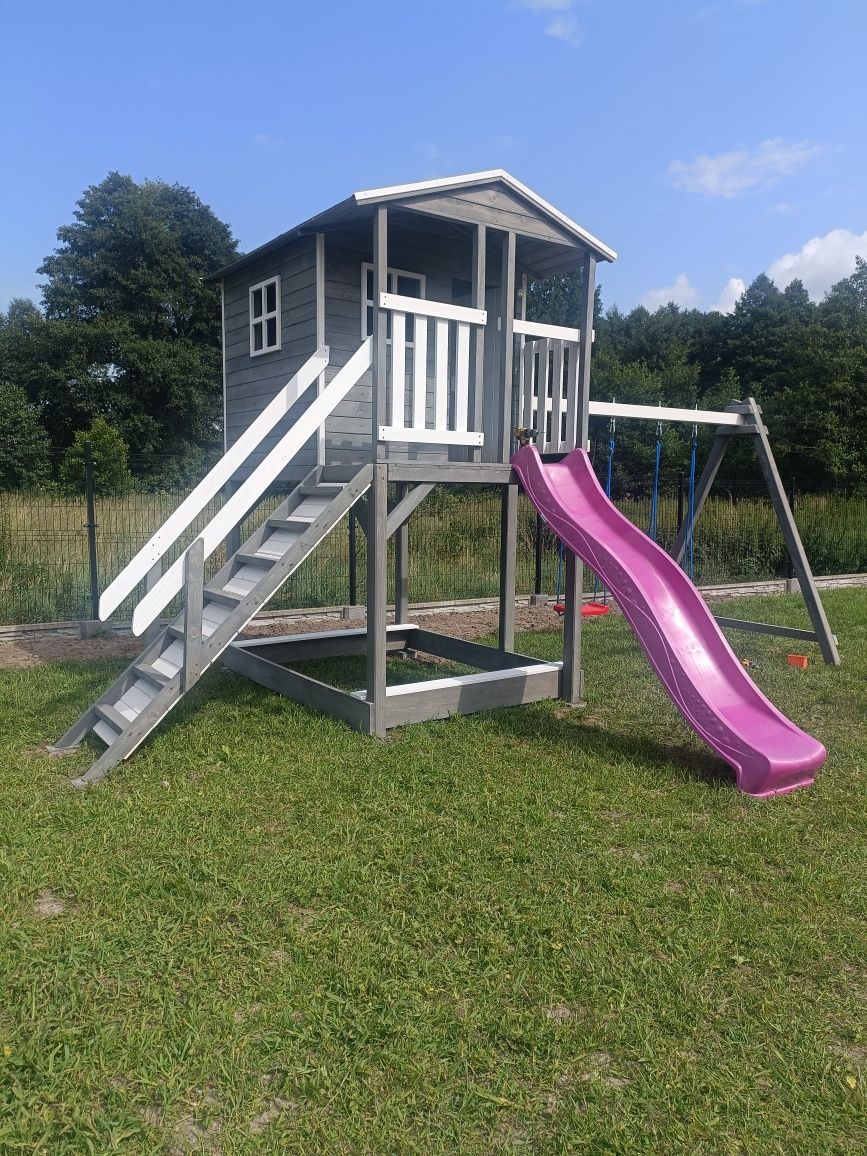 Plac zabaw, domek dla dzieci, domek drewniany, huśtawka, zjeżdżalnią,