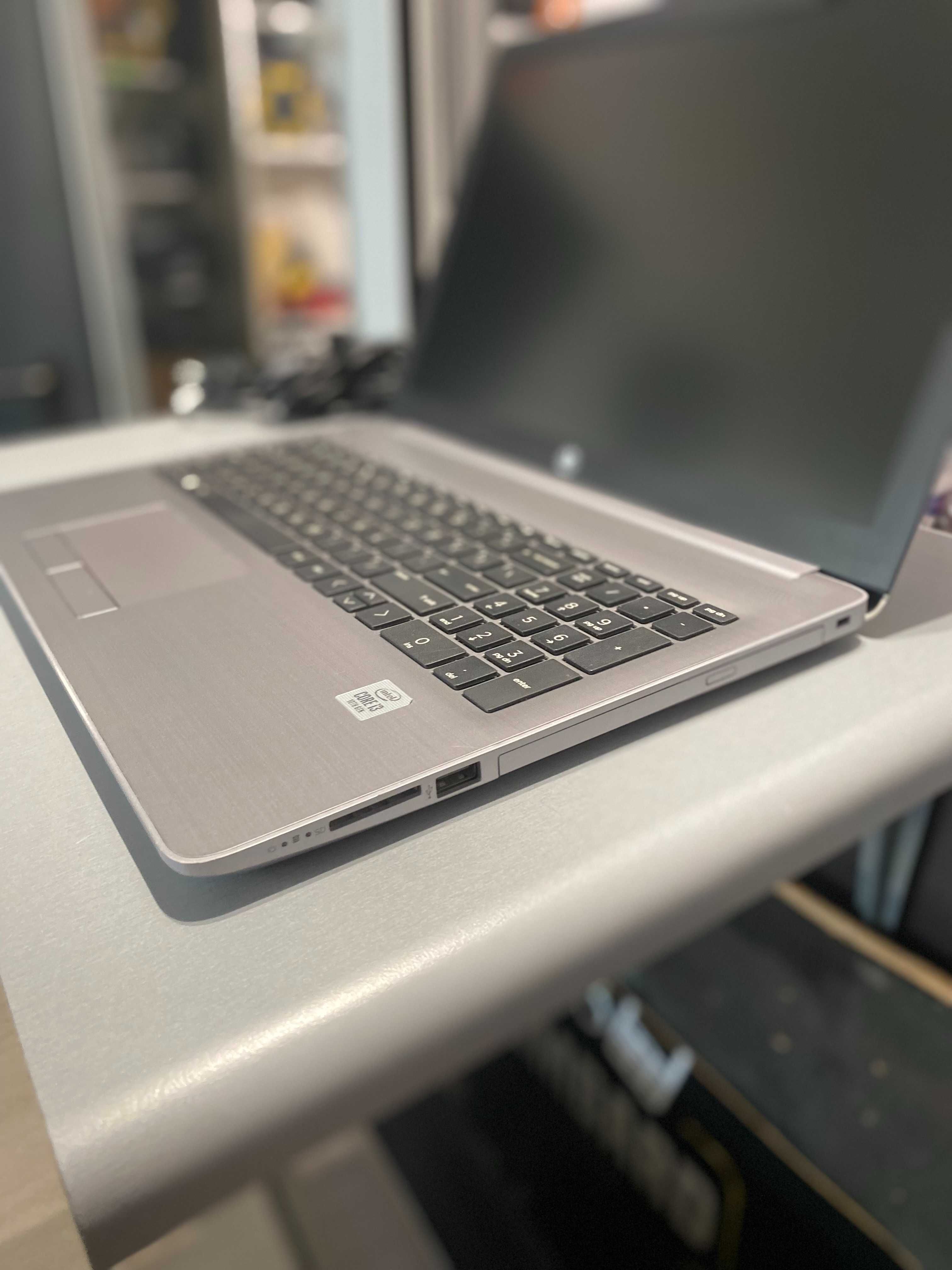 Laptop HP 2D198EA; 15,6" Intel Core i3 8 GB / 256 GB srebrny