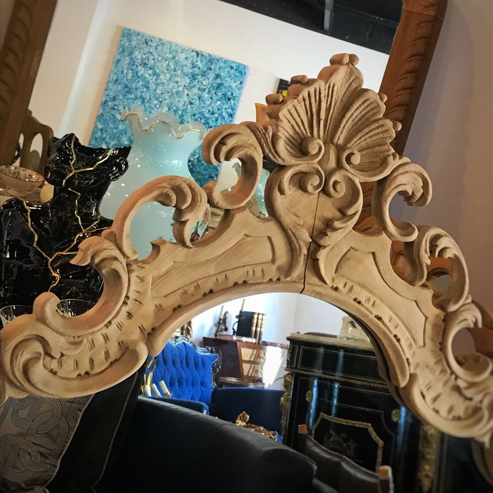 Zabytkowe lustro w rzeźbionej drewnianej ramie