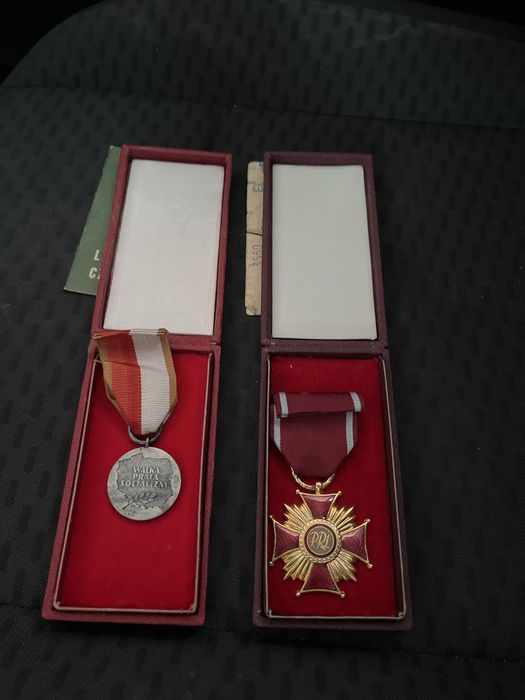2 medale  PRL plus dwie legitymacje