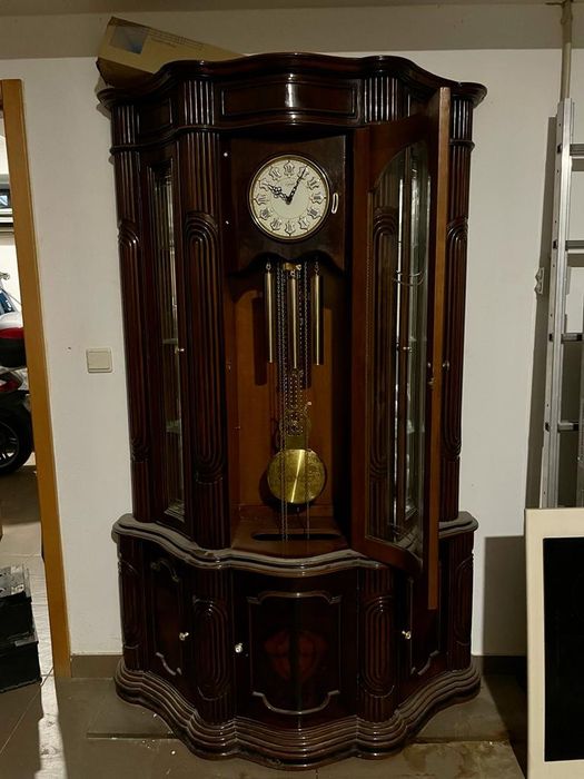 Móvel antigo com relógio