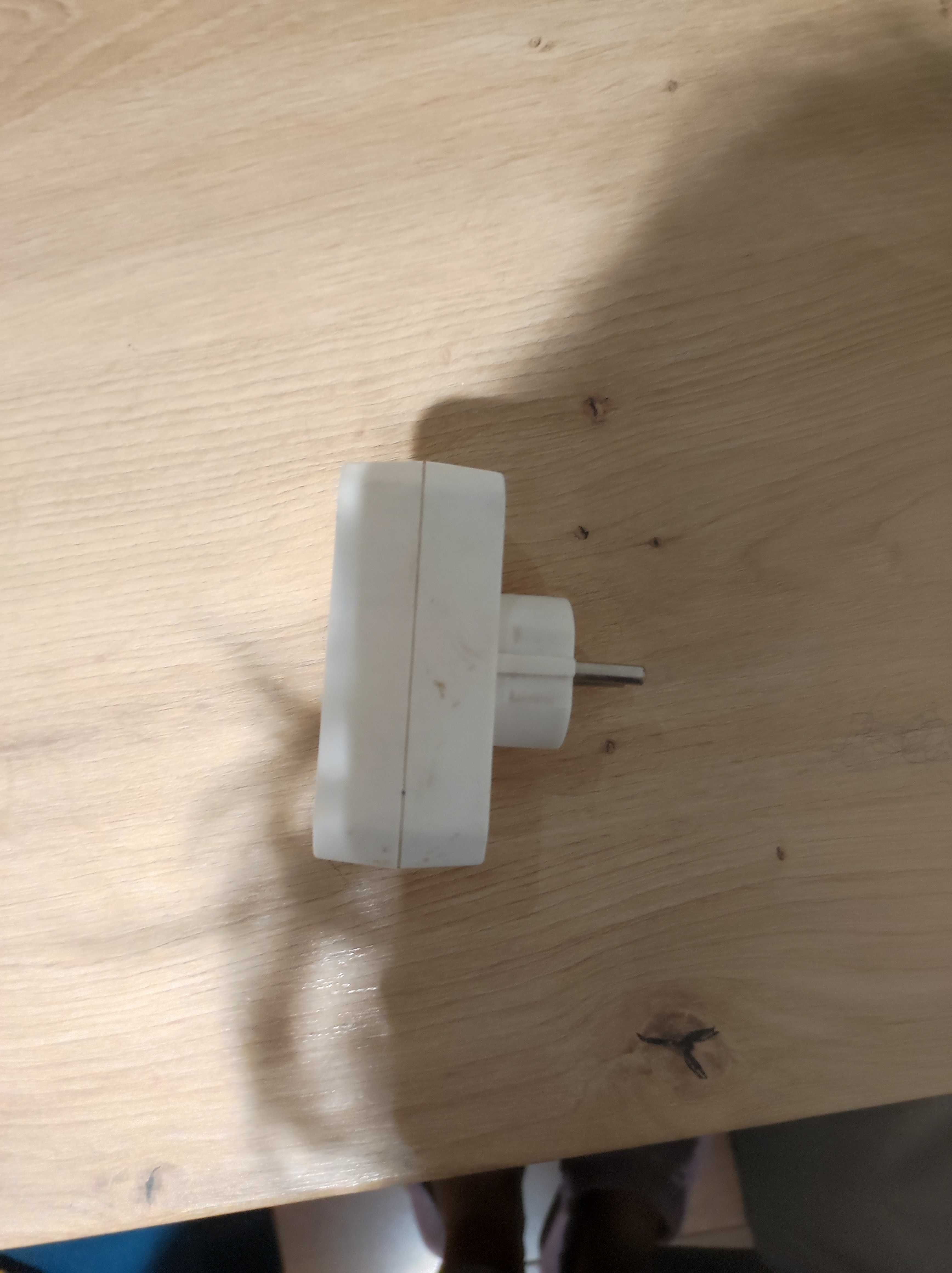 Tomada Eléctrica com três entradas