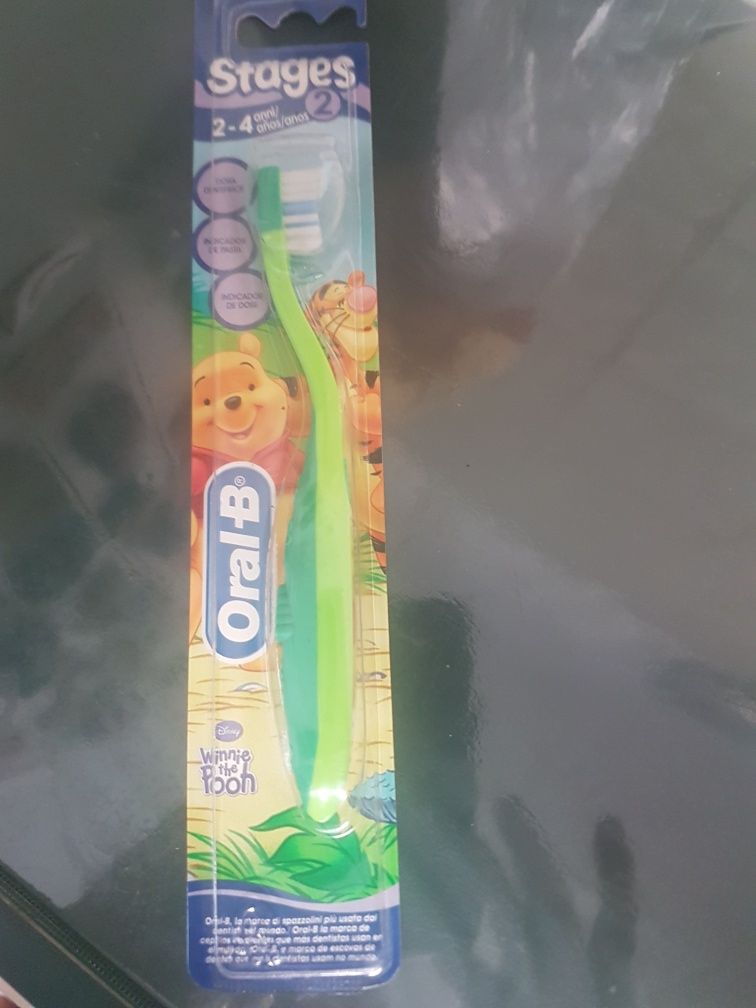 Escova de dentes para criança (2-4anos).