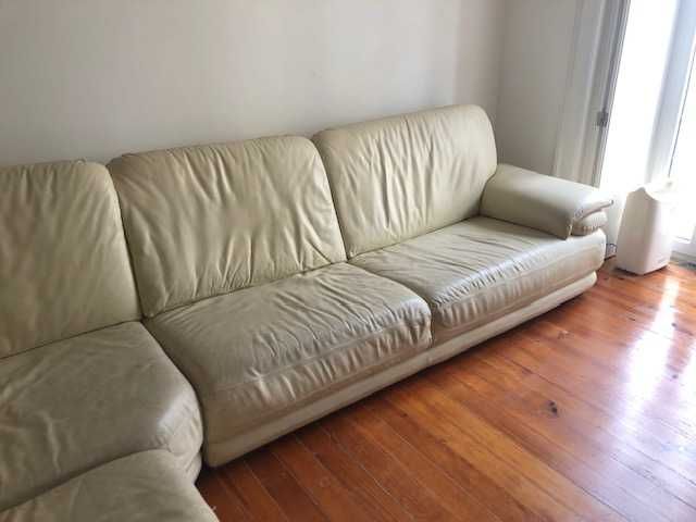 Sofá em pele de cor branca