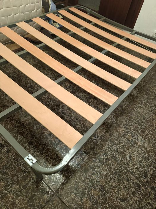 Vendo estrutura de cama com colcão