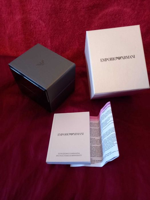 Подарунковий футляр та коробка для годинника EMPORIO ARMANI.