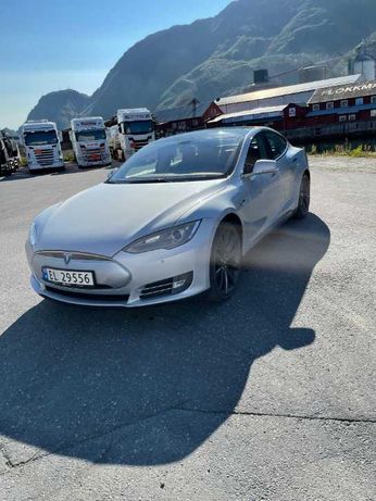 Tesla Model S 85 2014 год