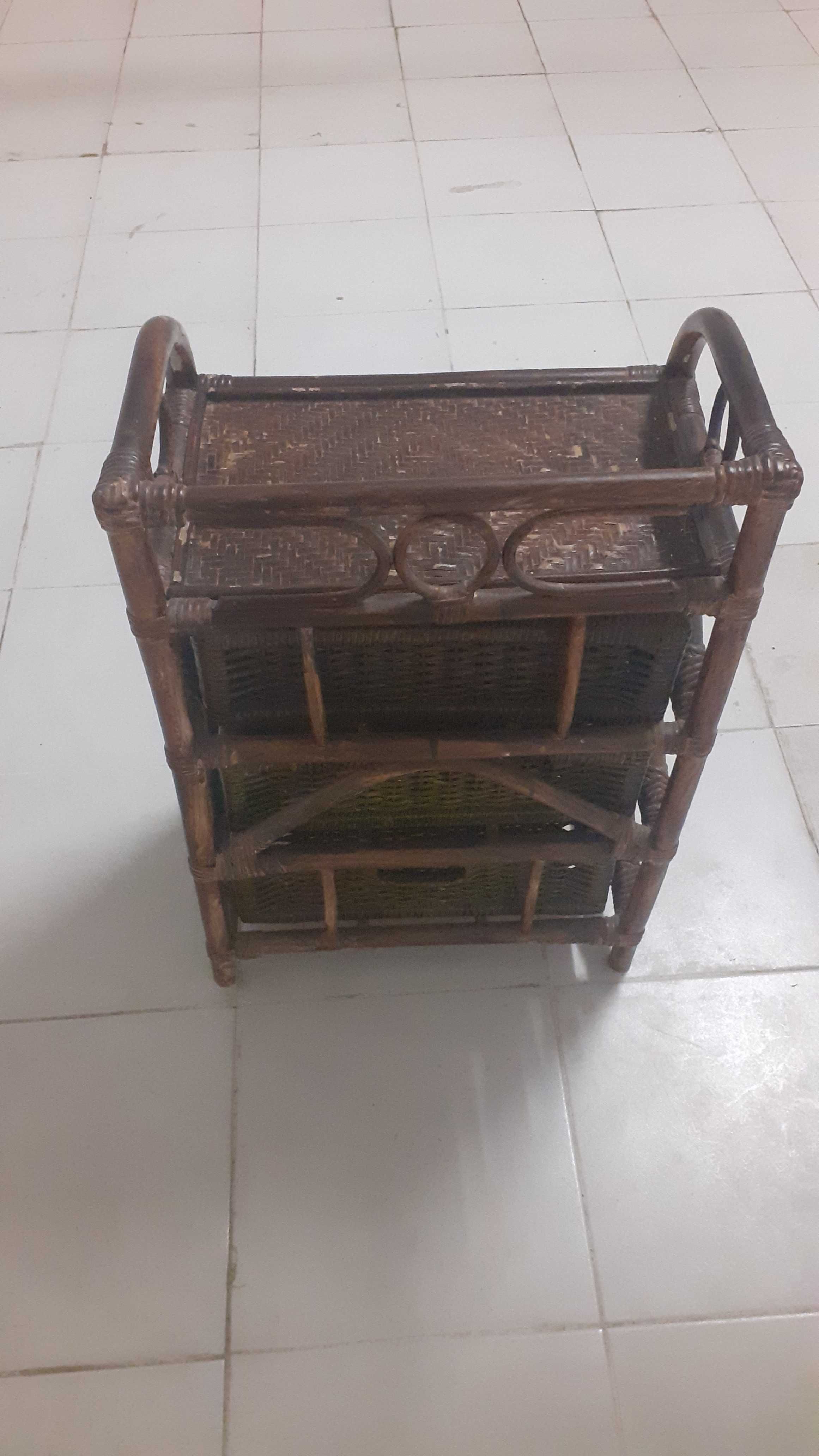 Movel de palhinha e bambu