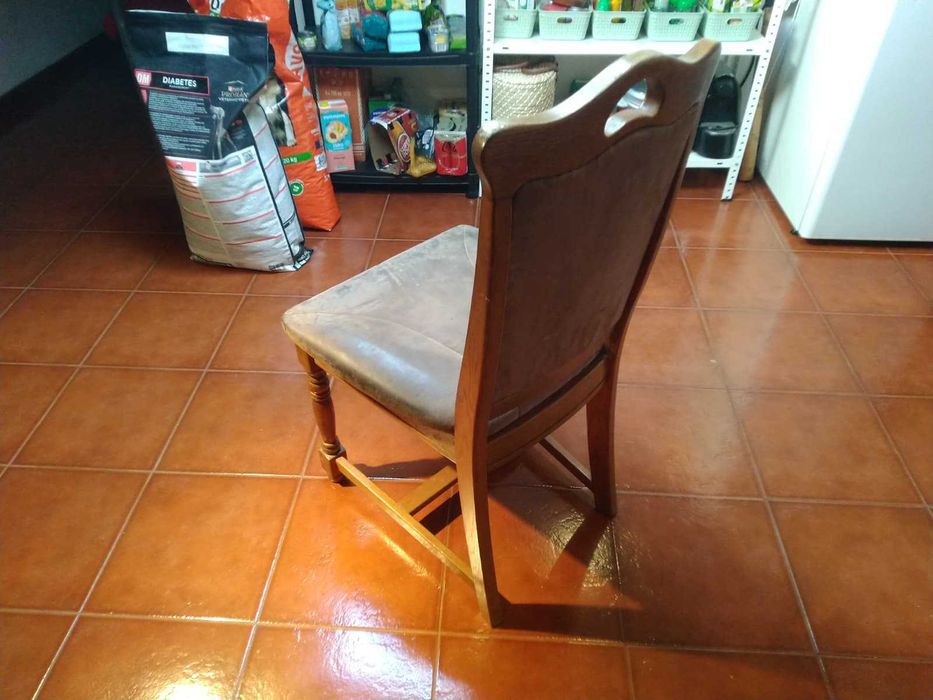 4 cadeiras em madeira