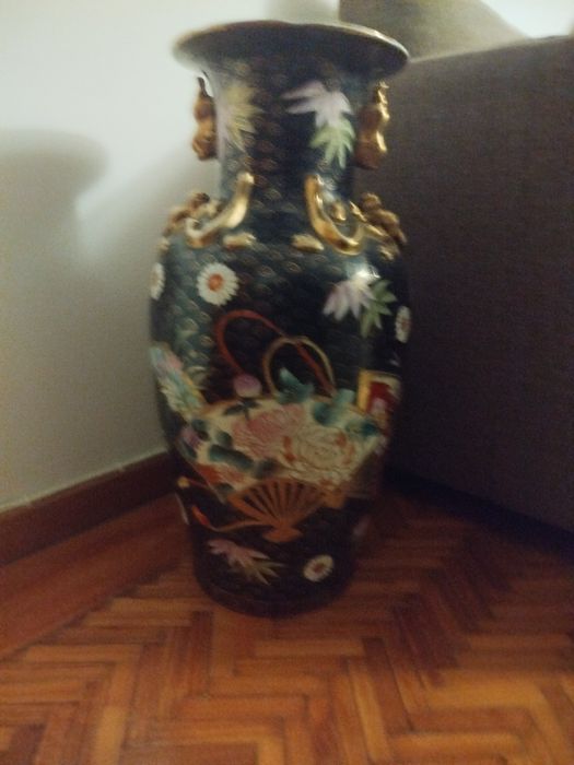 Conjunto de jarrões motivos orientais e com dourado