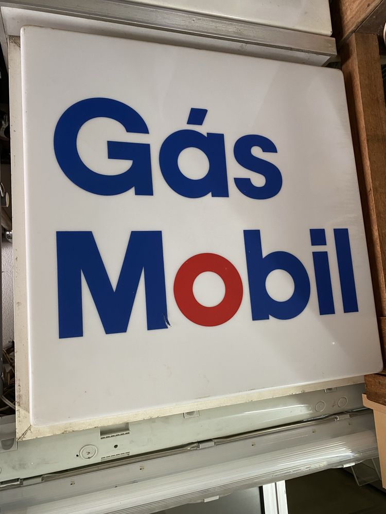 Reclame luminoso do gás mobil antigo