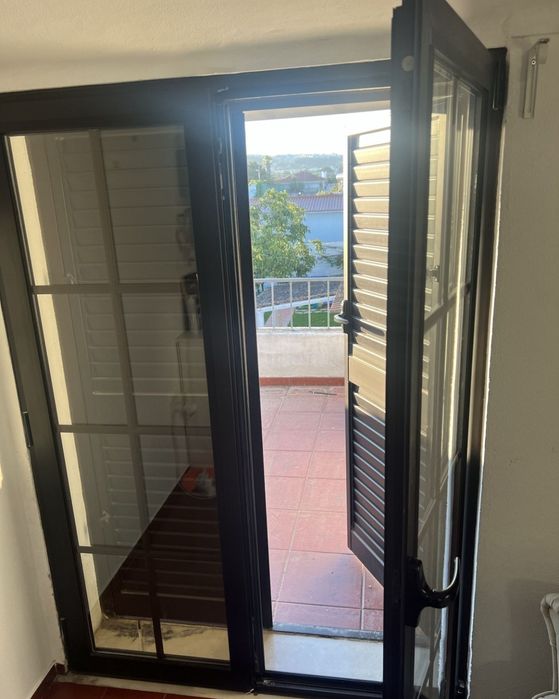 Janela oscilobatente em alumínio, com vidro duplo.