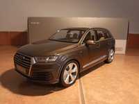 Audi Q7 model w skali 1:18 Minichamps/otwierane elementy