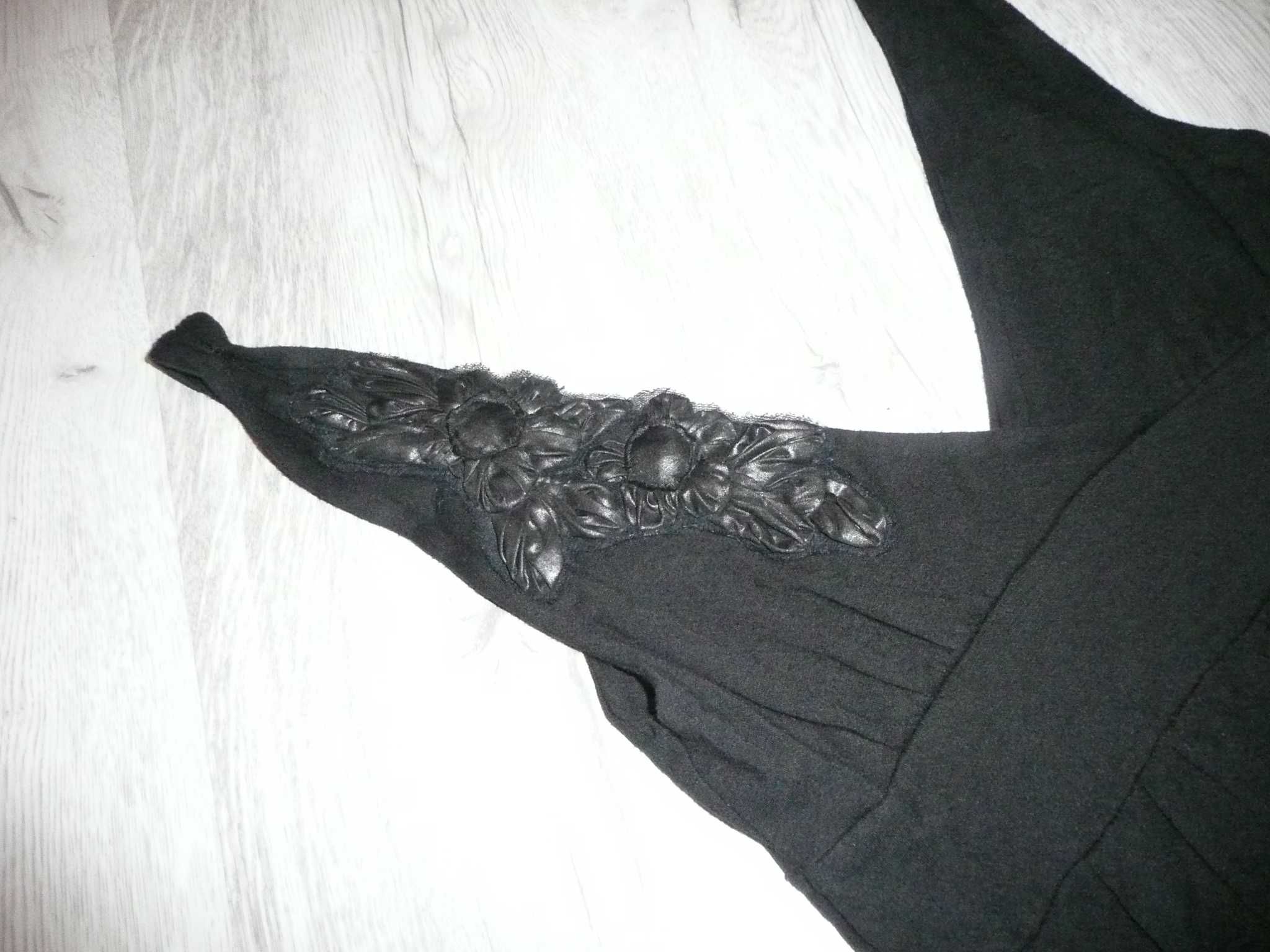 sukienka mała czarna, aplikacja, dekolt z przodu i na plecach