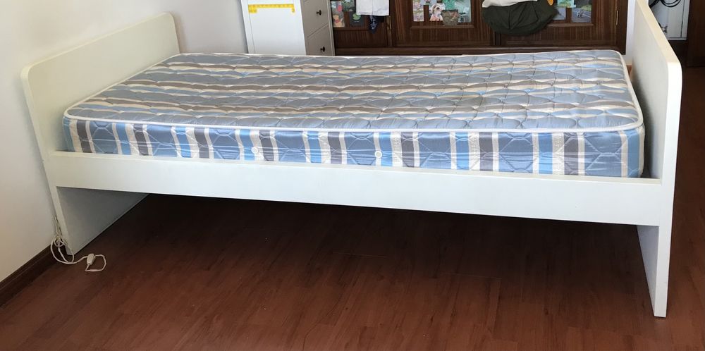 Cama branca com estrado