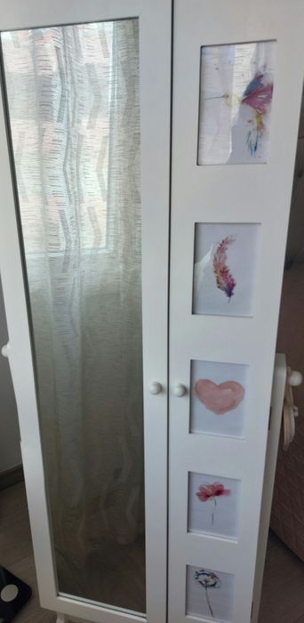 Guarda-joias branco com espelho e porta-fotos