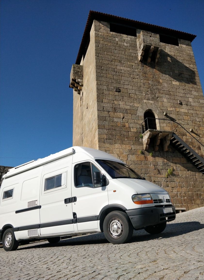 Aluga-se Autocaravana Renault Master – 6 Lugares | 100% Off-Grid