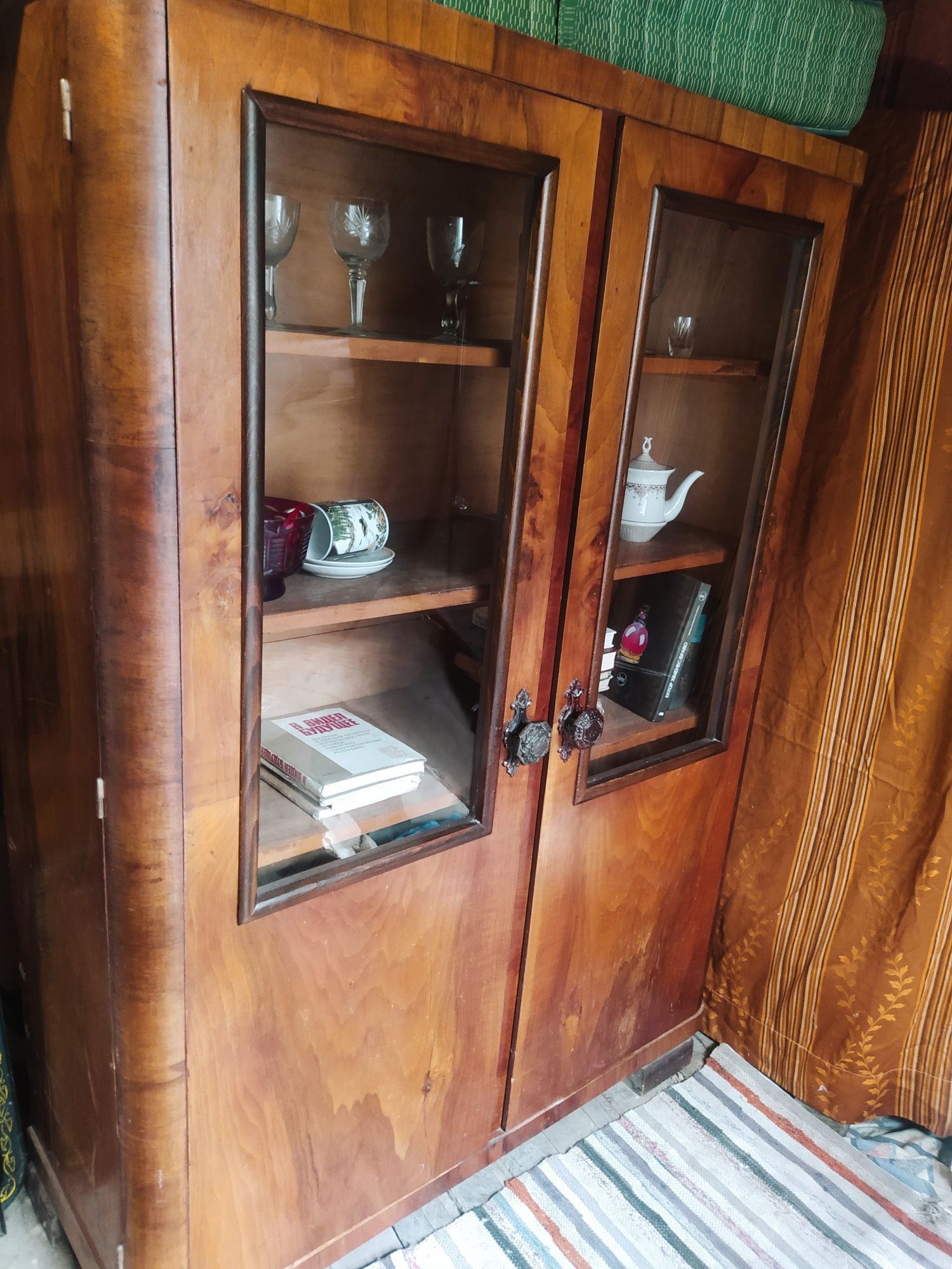 Старинный немецкий книжный шкаф.Орех.