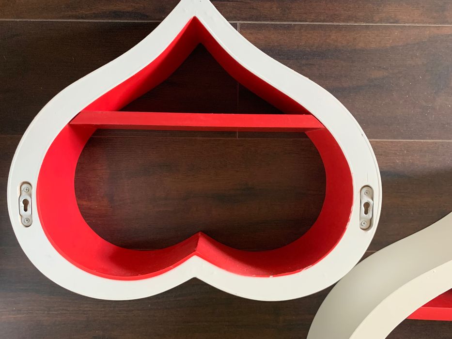 Półki w kształcie serc