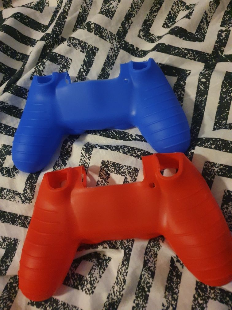 Etui do pada na playstation 4 i mam takie też  do Xbox one