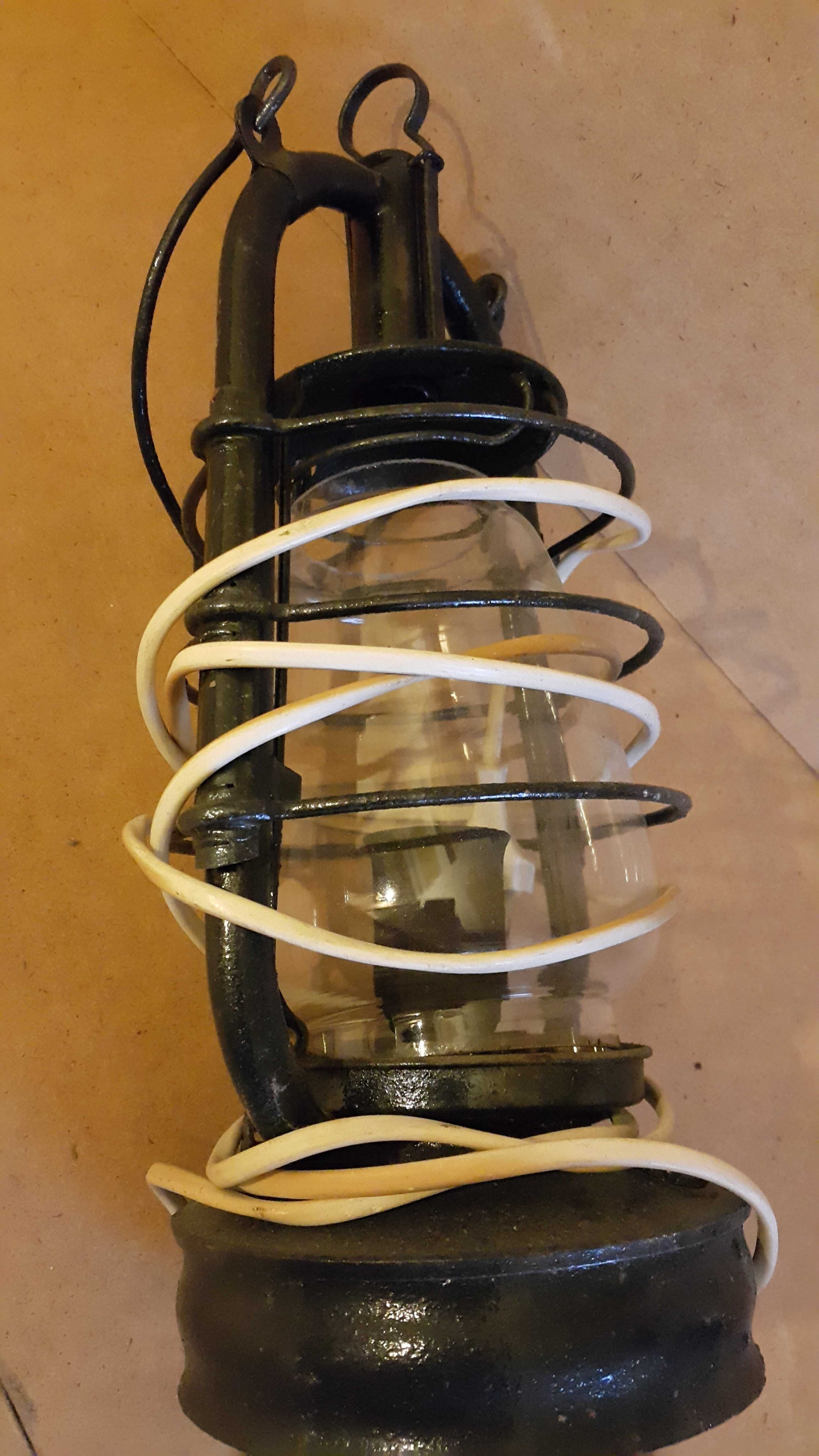 stara lampa naftowa nietoperz jako lampion ogrodowy na prąd