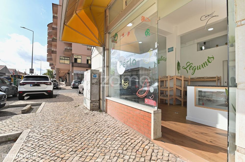 Loja com 28 m2, em rua movimentada, em Queluz