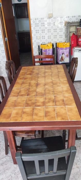 Mesa mais 4 cadeiras antigas