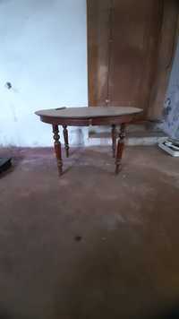 mesa oval com pés torneados