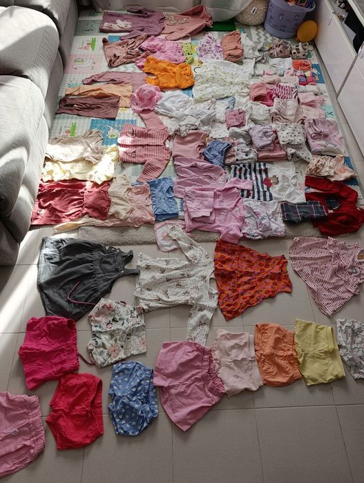 Pack com perto de 100 peças de roupa de menina bebé
