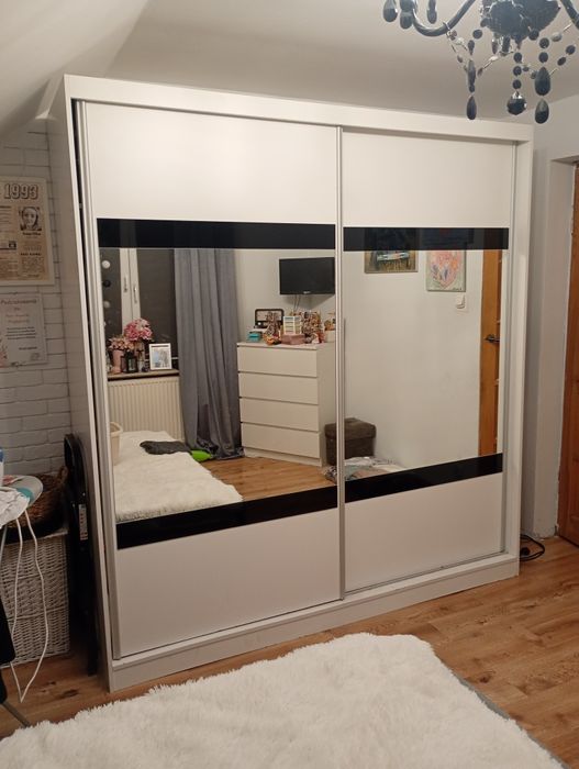 Szafa przesuwna z lustrami