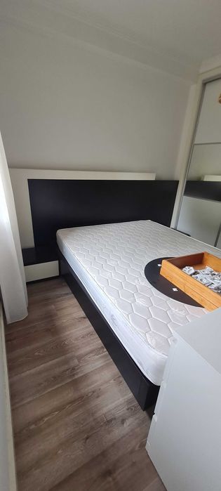 Cama Casal King Size com Cabeceira Modular e Mesas de Apoio