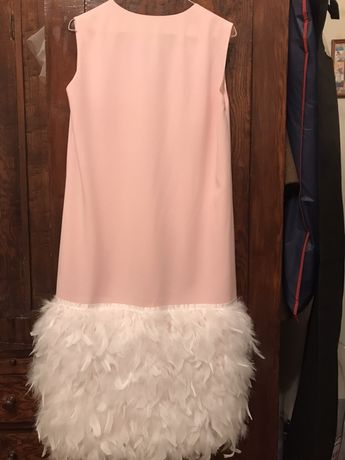 Розовое платье с белыми перьями