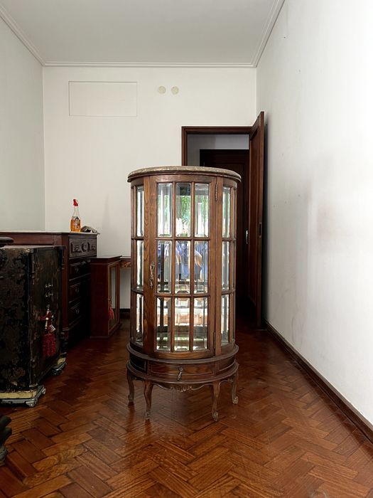 cristaleira antiga em bom estado