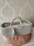 Koszyczek dla lalek handmade – jasnoszary, bawełniany, z poduszką