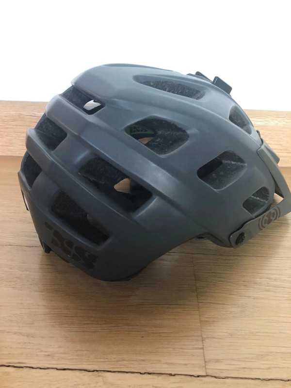 Szary kask sportowy IXS