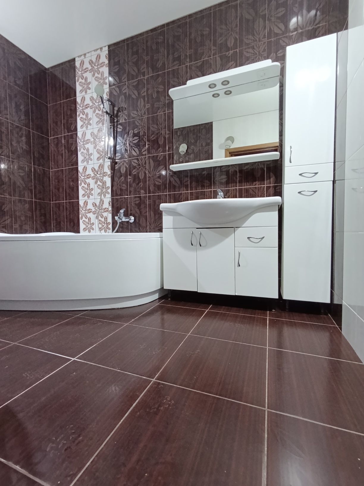 Продам 1 комнатную квартиру 53 м. кв.в новострое с ремонтом,Алексеевка