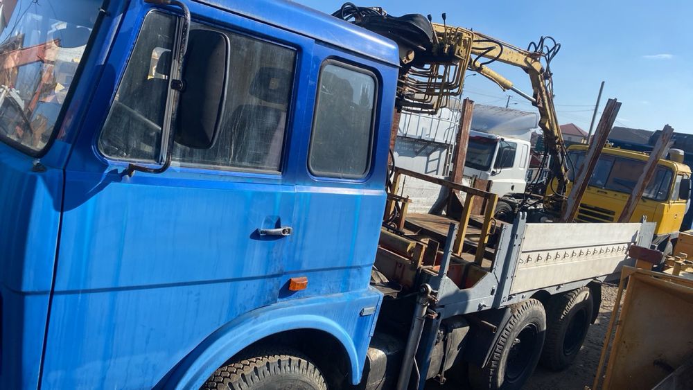 Вантажний автомобіль маз -64229 з маніпулятором