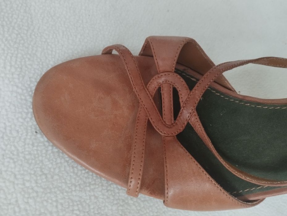 Босоніжки жіночі шкіряні фірми Oasis,нові,світло -коричневий колір