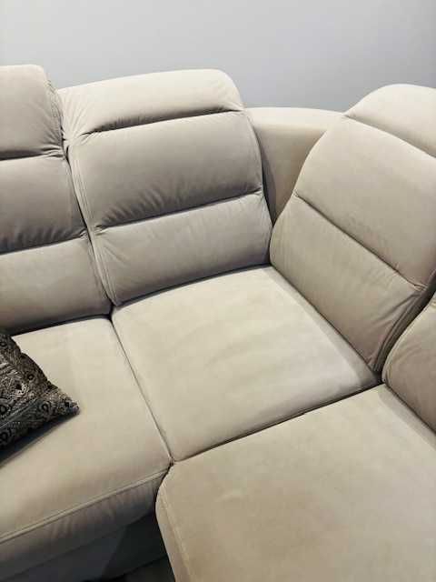 Narożnik w kolorze beżowym z 4 krzeslami w komplecie