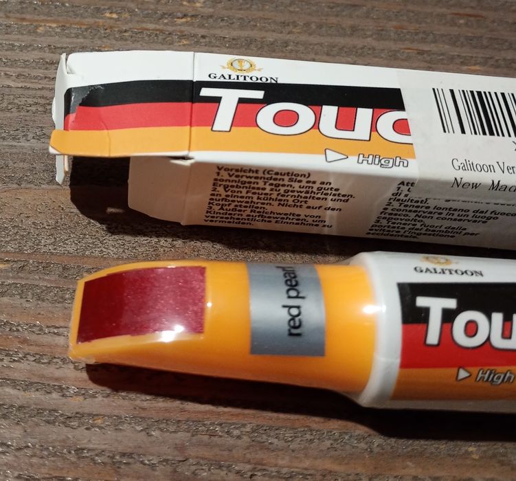 Farbka czerwona do lakieru.